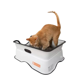 Banheiro inteligente em formato de caixa branca com um gato laranja utilizando